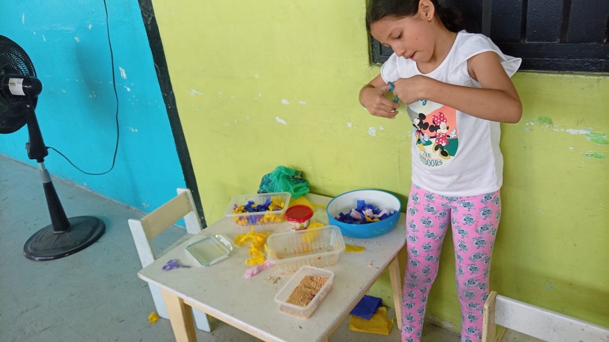 aquilesenlacomu's tweet photo. Pequeños grandes talentos en la cocina 👩‍🍳👨‍🍳✨

Se llevó a cabo el vacacional “Mini Chef” en la casa comunal Unión Cívica, donde niños y niñas aprendieron de forma divertida sobre preparación de alimentos, creatividad y trabajo en equipo. https://t.co/gBDtGt0pD0