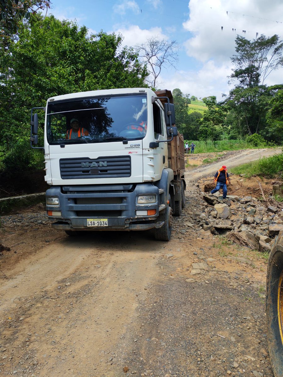 prefecturaloja's tweet photo. ¡Llegamos con maquinaria de la @PrefecturaLoja a territorio! 🚜💨

En equipo con el GAD de #Milagros y la Alcaldía de #Pindal, intervenimos la vía principal de Naranjito y El Guando. Caminos dignos para nuestra gente y sus cosechas. 🤝
#MancinoPrefecto #PalabraDeGanadero https://t.co/KOZDZDb2sh