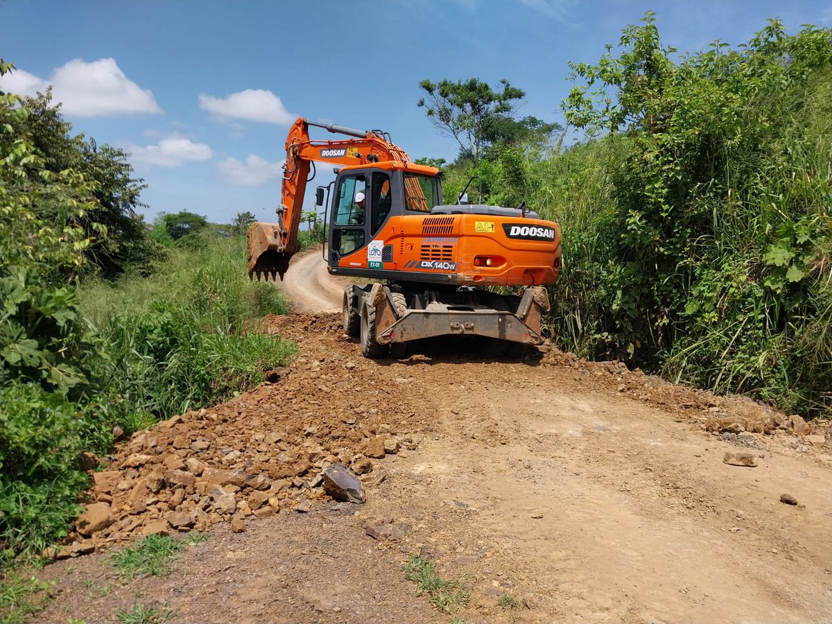 prefecturaloja's tweet photo. ¡Llegamos con maquinaria de la @PrefecturaLoja a territorio! 🚜💨

En equipo con el GAD de #Milagros y la Alcaldía de #Pindal, intervenimos la vía principal de Naranjito y El Guando. Caminos dignos para nuestra gente y sus cosechas. 🤝
#MancinoPrefecto #PalabraDeGanadero https://t.co/KOZDZDb2sh