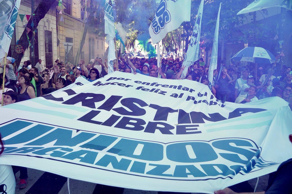 ✌🏻 Fuimos a San José 1111 porque somos leales a quien le dio tanto al pueblo. Cristina está presa y proscripta porque la quieren fuera del camino para imponer el mismo modelo de endeudamiento y saqueo de la Dictadura.

#MemoriaVerdadYJusticia
#Son30Mil
#NuncaMás
#CristinaLibre