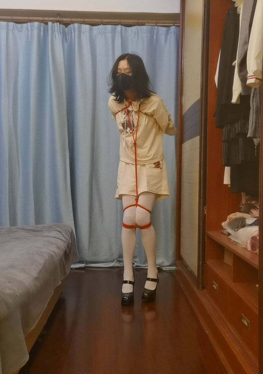 yizhimengxiong's tweet photo. 想了个自缚小技巧，萌新绑五花或小高手的时候容易手吊不紧，熟练度不够绕着绕着就松了，可以先拿一根短绳对折打结固定在腿上绳子上，再把这根双股绳扔到背后当做“辅助绳”蹲下让它在背后变长，再把它弄个圈双手伸进去，站起来手就吊高了，保持不动就可以安稳的绑固定手腕的绳子了～ #自缚 #selfbondage https://t.co/xFPMUMgJjS