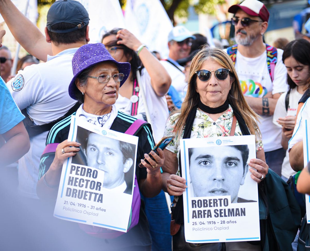 💙 A 50 años del inicio de la última dictadura cívico-militar, marchamos por lxs 30.000 compañerxs detenidxs desaparecidxs, levantando las banderas de #MemoriaVerdadYJusticia.

Unidxs nos pronunciamos en defensa de la democracia y decimos #NuncaMás 🤍