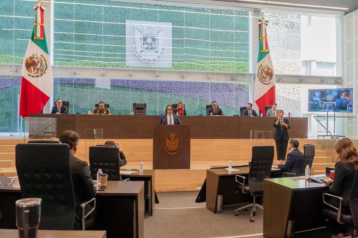 fiscaliaqro's tweet photo. El Fiscal General, Víctor Antonio De Jesús Hernández, realizó la entrega formal del Informe de Actividades 2026 ante la Legislatura del Estado, en cumplimiento con los principios de rendición de cuentas y transparencia.

El documento integra los principales resultados institucionales alcanzados durante el periodo, reflejando una Fiscalía más operativa, con mayor capacidad de investigación y fortalecimiento en sus áreas sustantivas.

Durante el periodo que se informa, se alcanzó una eficacia cercana al 97% en la resolución de carpetas de investigación y del 99% en sentencias, derivado de más de mil audiencias celebradas. Asimismo, se ejecutaron más de 2 mil 199 cateos, se realizaron miles de dictámenes periciales en diversas disciplinas y se logró la detención de más de mil personas, así como la recuperación de vehículos vinculados a hechos delictivos.

En Querétaro, la coordinación evolucionó y se convirtió en Sinergia, consolidándose como un modelo de trabajo que articula capacidades, alinea esfuerzos entre instituciones y fortalece los resultados en materia de seguridad y justicia.

La Fiscalía General del Estado refrenda su compromiso de continuar trabajando para entregar resultados, con transparencia y Sinergia permanente en favor de la seguridad y la tranquilidad de las y los queretanos.