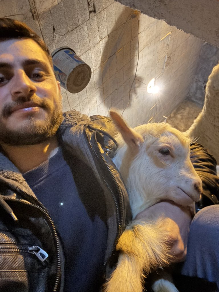 Modernizm öyle bir şey ki; sizi köyde çobanlık yapmaktan utandırıp, şehirlerde köpek gezdirmeyi medeniyet diye gösterir.
