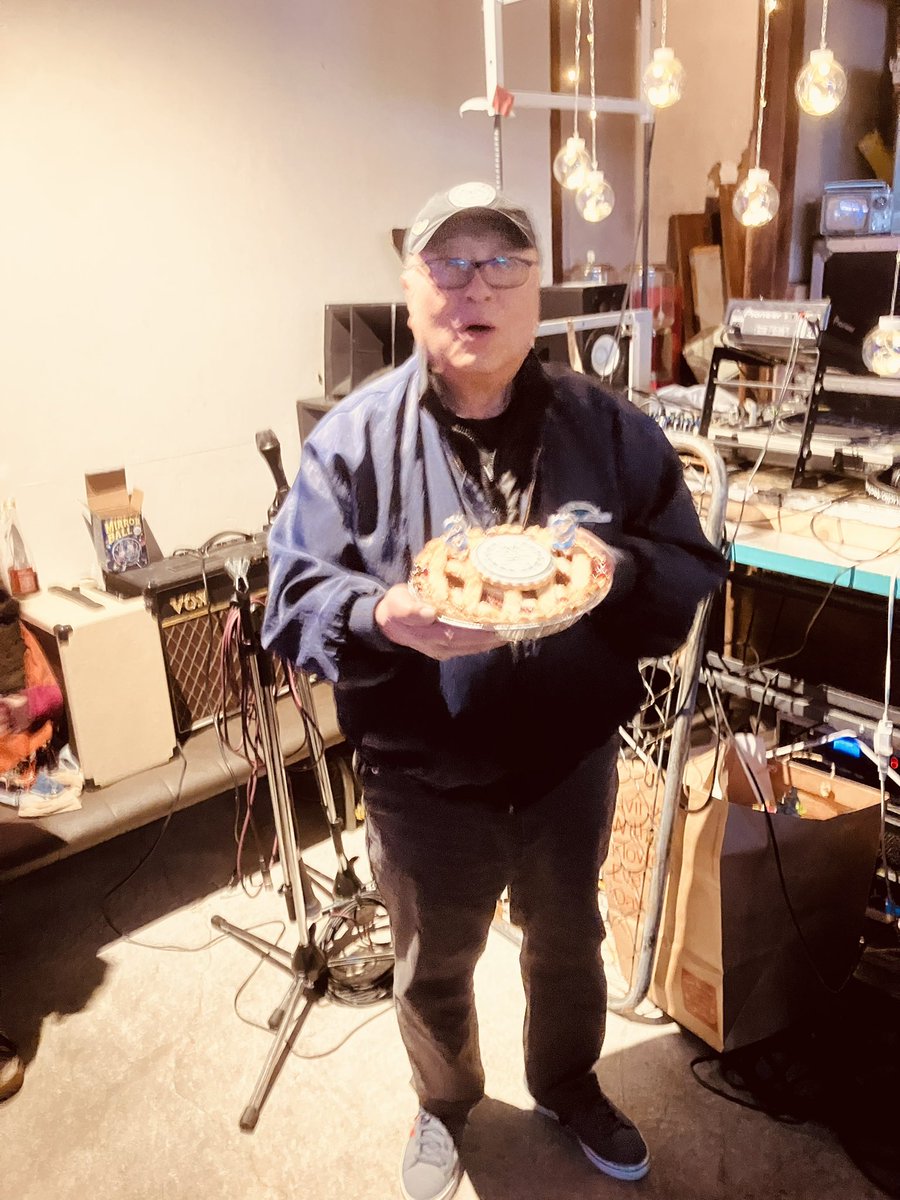 mswa's tweet photo. 梵天太郎事務所 統括！加藤弘ほぼ90歳 記念生誕祭@高円寺コンビニっぽい!!HoiPoi
楽しかった！凡天太郎先生『混血児リカ』ペーパーバック サンプル版は辞書サイズ サプライズケーキはは梵天ロゴ入り ここで彫るんだ！てのもあったり… #凡天太郎 https://t.co/5NCoeT2dKN