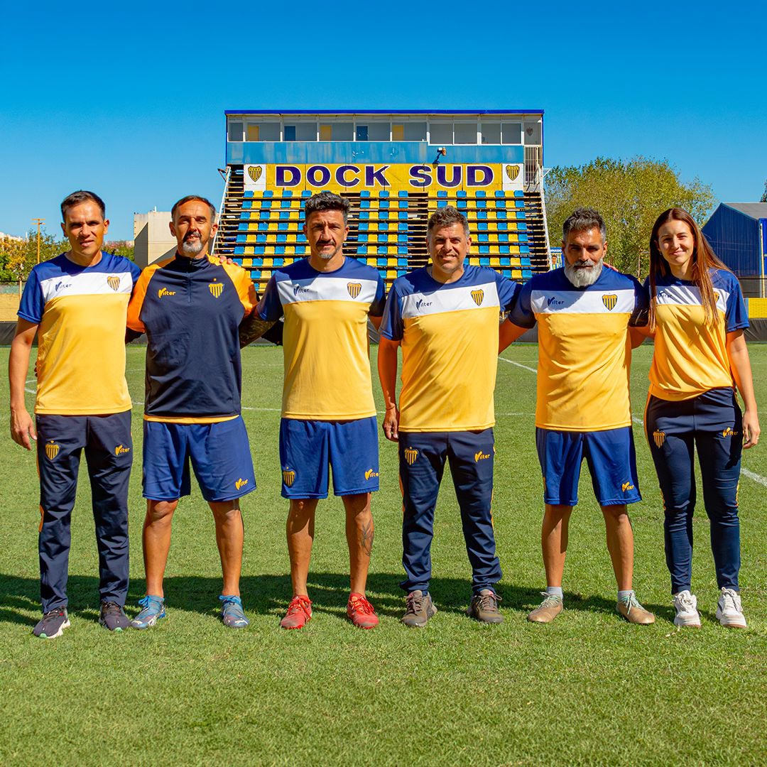 ElDockeOficial's tweet photo. 🚨 Nuevo Cuerpo Técnico

Bienvenido Miguel Elía, nuevo #DT del Docke.

🏆 Llega tras ser campeón con Uribelarrea FC (Liga Lobense).

PF: Fernando Sayas
AT: Sebastián Jaime y Mariano González
Nutri: Martina Da Costa
EA: Diego Svery

💪 Éxitos en esta etapa.
#VamosDocke 💪🏼🇺🇦 https://t.co/kPXhYbfWB0