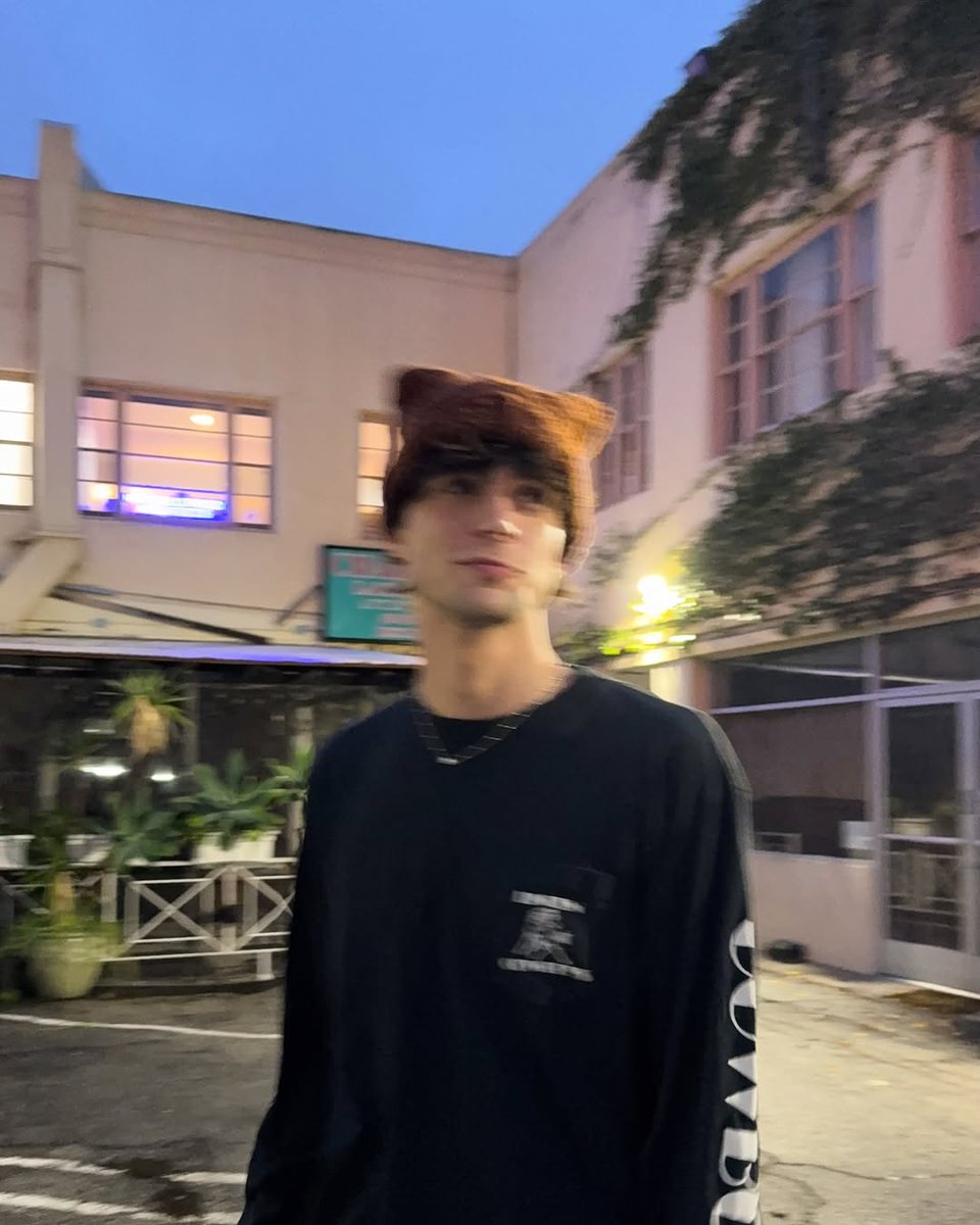 TZI_SOS's tweet photo. It's blurry, but hello https://t.co/ejw82BJTcj