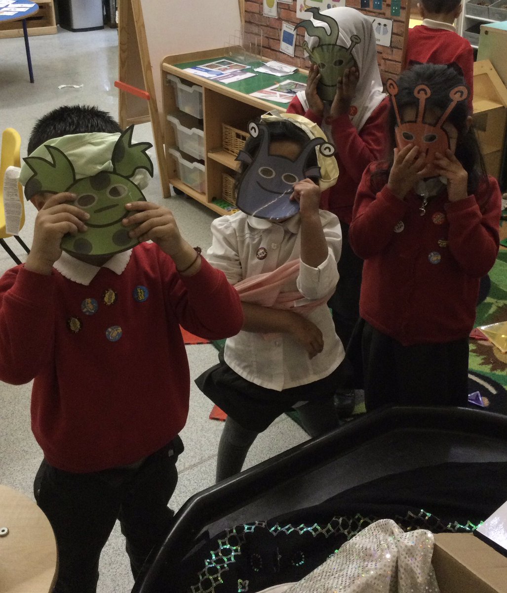 LeighPrimary's tweet photo. Nursery/Reception children took turns using the story props to retell and act out the story. They demonstrated good oracy skills by talking in sentences about what they could see when exploring the turf tray. @voice21oracy #relationshipbuilders #memorymakers #lifelonglearners https://t.co/ELFFSCa2zH