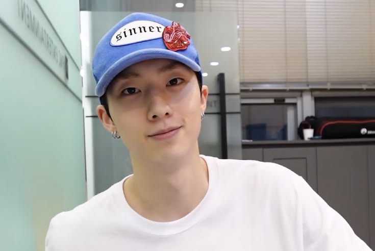 jngview's tweet photo. Jiung and the iconic rcp sinner cap 🙂‍↕️ https://t.co/m7UC9792Cp