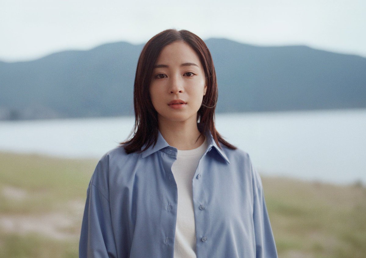 modelpress's tweet photo. 広瀬すず、映画「存在のすべてを」出演🎥

“二児同時誘拐事件”被害者の少年と
特別なつながりがあった重要な役どころ✍

🎞️2027年2月5日公開／特報も解禁
https://t.co/eZMHgcbJOW

西島秀俊と初共演✨️
「心の広いお人柄を近くで見させていただけて嬉しかったし、光栄でした」 https://t.co/tJe4cVrB0l