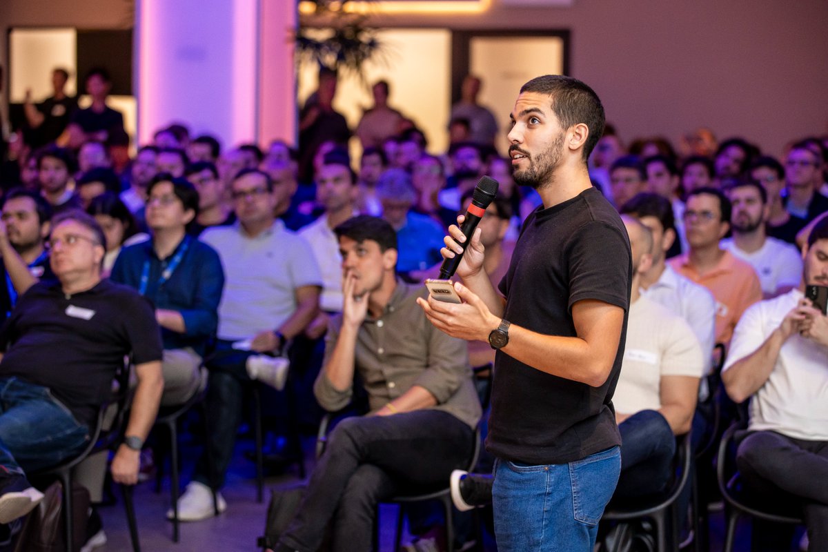 joaohlisboa's tweet photo. 7/ Vinicius Saraiva (@featvinicius), PM at Stone Co, changed his entire workflow after our last meetup. As a non-coder, he used to wait for devs to explain how their apps worked before he could design prototypes. Now he uses Claude as an instant dev collaborator. No more waiting https://t.co/87mlUGFura