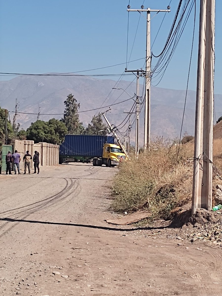 JOSER_1967's tweet photo. @Enel_Informa_CL 
#postechocado los Acacios con los espinos en Lampa.
Desde 1 pm. Aún no llega personal https://t.co/tnREMbl4R2