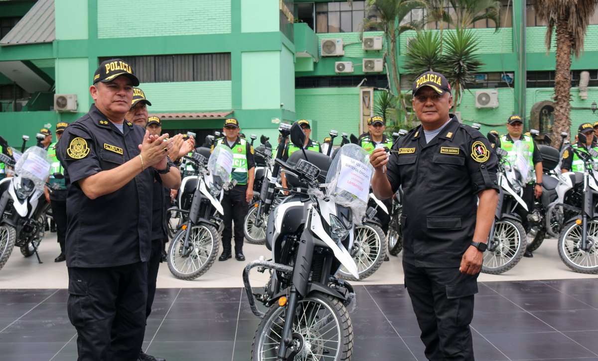 DiradmPnp's tweet photo. El General PNP Javier Helder VELA ARANGOITIA, Director de Administración de la PNP, realizó la entrega de modernas motocicletas y camionetas a diversas unidades y regiones policiales, con el objetivo de optimizar el patrullaje y reforzar la seguridad ciudadana.
#pnp #diradmpnp https://t.co/HNjhekmJHZ