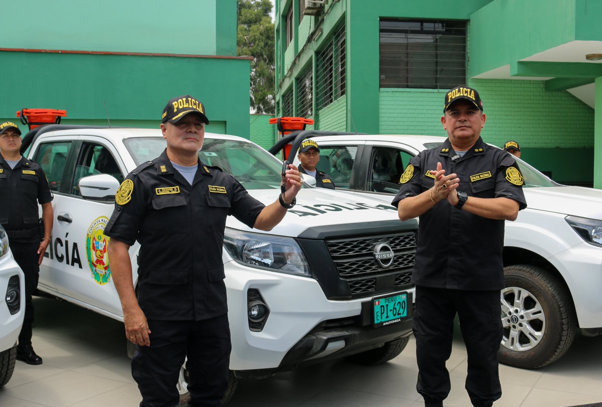 DiradmPnp's tweet photo. El General PNP Javier Helder VELA ARANGOITIA, Director de Administración de la PNP, realizó la entrega de modernas motocicletas y camionetas a diversas unidades y regiones policiales, con el objetivo de optimizar el patrullaje y reforzar la seguridad ciudadana.
#pnp #diradmpnp https://t.co/HNjhekmJHZ