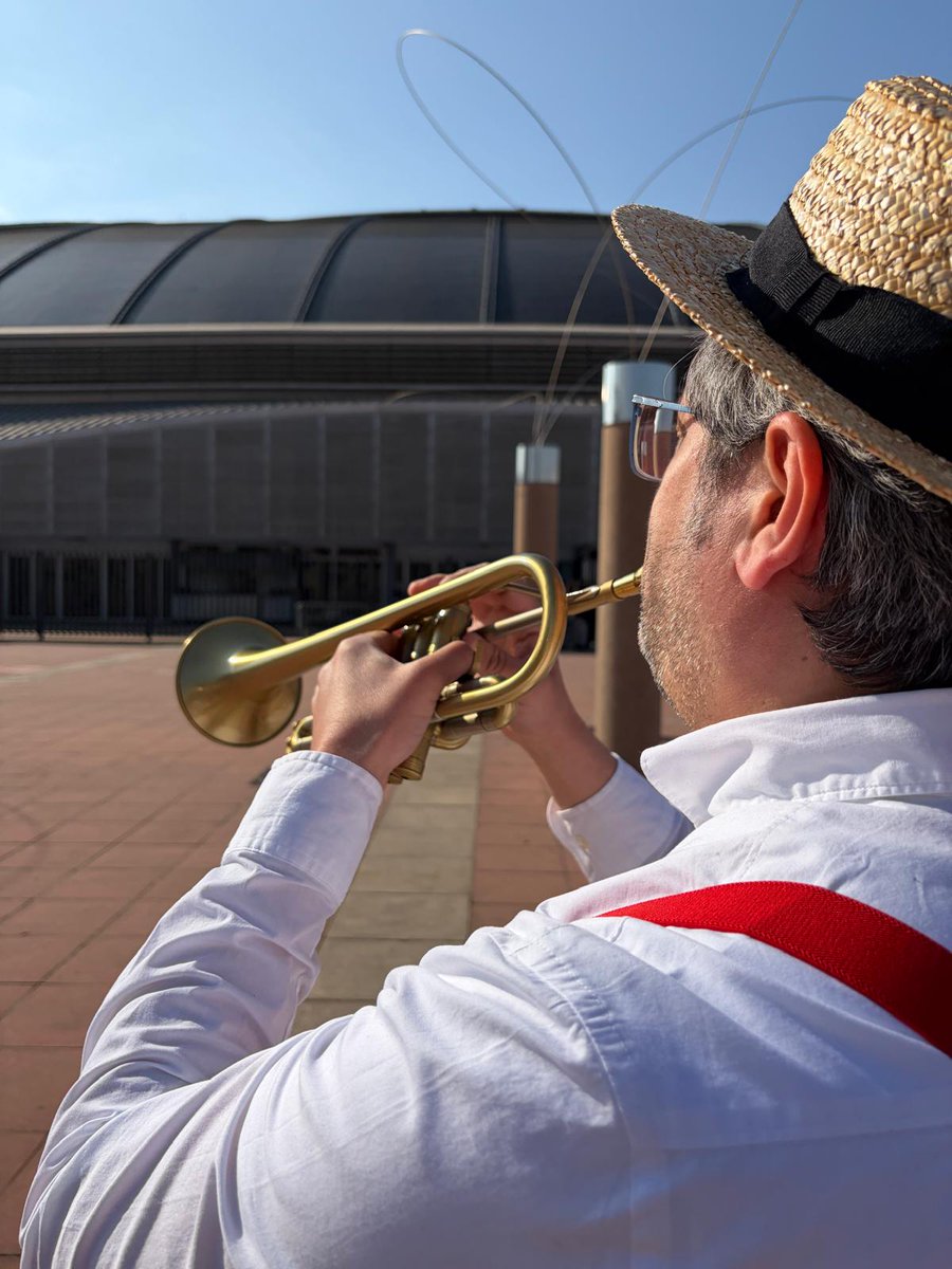 jmolina77tr's tweet photo. Avui el Marc Bergadà m'ha fet aquesta foto metre tocàvem amb @mobydixie al @palausantjordi per a la jornada STEAM de l' @eebe_upc

Gràcies @luis.carlos.pardo per confiar en nosaltres 

#trumpetlife #jazz #dixieland #barcelona
@elite_mic https://t.co/ONmnlkTcSF