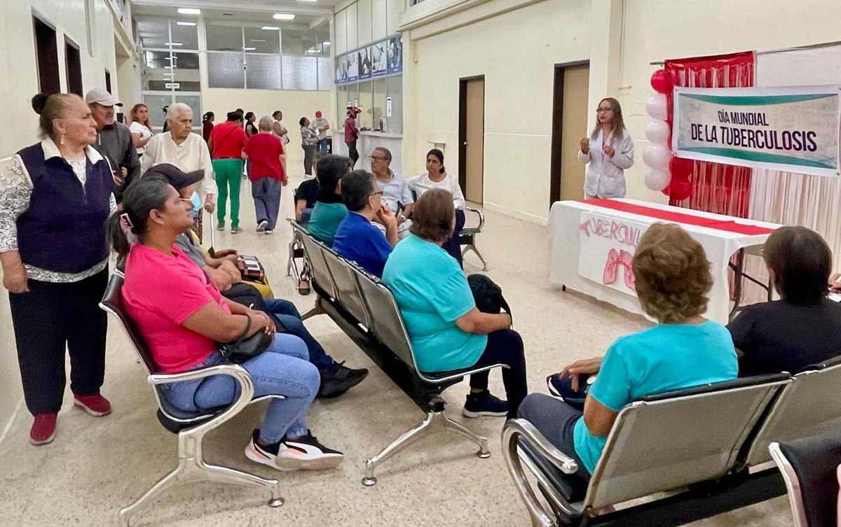 IESSStodomingo's tweet photo. #IESSteInforma | En el área de Consulta Externa del Centro Ambulatorio🏥 Hospital del Día @IESSStodomingo se realizaron charlas informativas por el Día Mundial de la #Tuberculosis🫁

Los asegurados participaron activamente, fortaleciendo la prevención y el cuidado de su salud💙 https://t.co/HhQJHSQQEm
