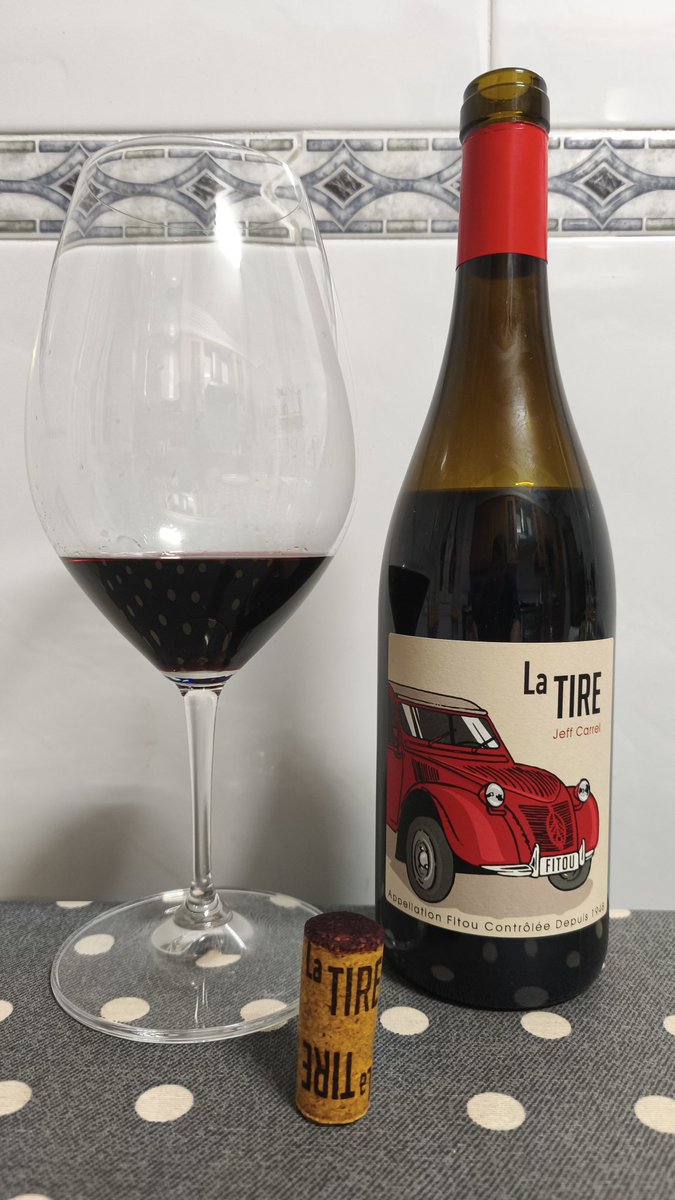 Lonifasiko's tweet image. Cómo tira y calienta el 2CV del amigo Jeff Carrel🍷 #Fitou #vino