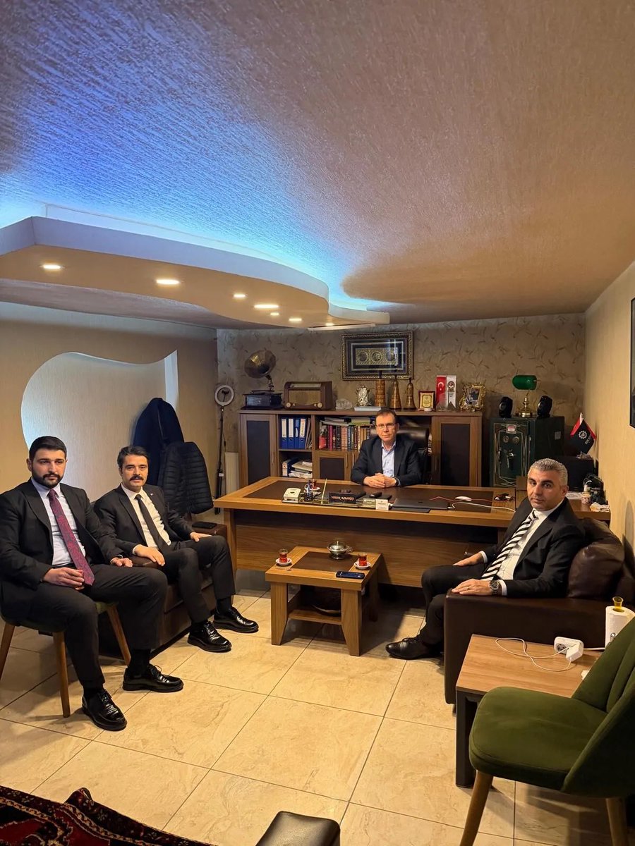 Genç Nevşehirliler Dernek Başkanı Ziya Ağca ve beraberindeki heyet, Nevşehir Ticaret ve Sanayi Odası (NTSO) Başkan Adayı Yüksel Babaoğlu’nu iş yerinde ziyaret etti.
Samimi Ortamda Görüşme
#nevşehirliler #gençnevşehirliler