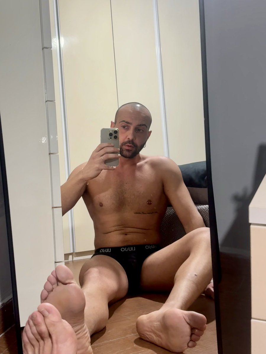 Mettiti le sneakers usciamo dai 

#feet #onlyfeet  #feetlover