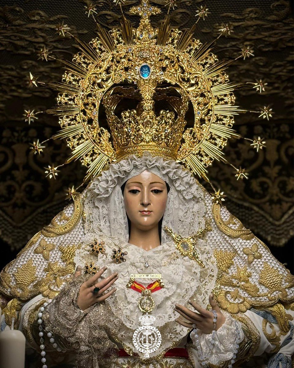 Ntra. Sra. de Consolación ya se encuentra en su paso. Luce saya de tisú, manto de terciopelo blanco y toca de sobremanto bordados en oro. Estrena tocado de encaje de Carrickmacross y medalla de Santa Beatriz De Silva. 

Vestidor: @leanglezruiz 

#veracruzlebrija