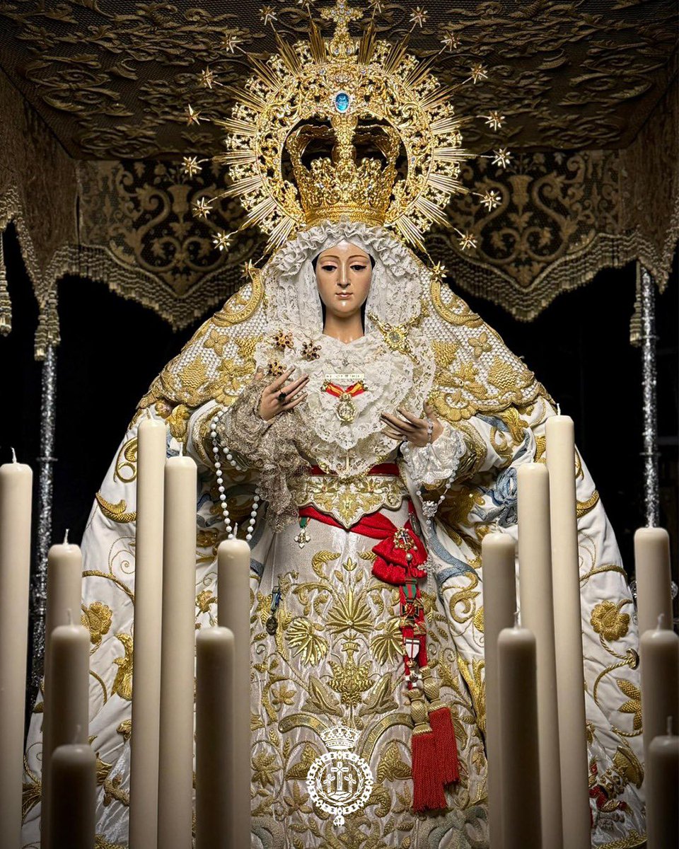 VeraCruzLebrija's tweet photo. Ntra. Sra. de Consolación ya se encuentra en su paso. Luce saya de tisú, manto de terciopelo blanco y toca de sobremanto bordados en oro. Estrena tocado de encaje de Carrickmacross y medalla de Santa Beatriz De Silva. 

Vestidor: @leanglezruiz 

#veracruzlebrija https://t.co/vBrrKyeXzm