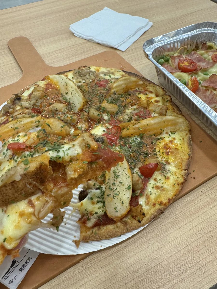 芝士拉丝如人生羁绊，热披萨映照浮世繁华，平凡一瞬，蕴深刻感悟