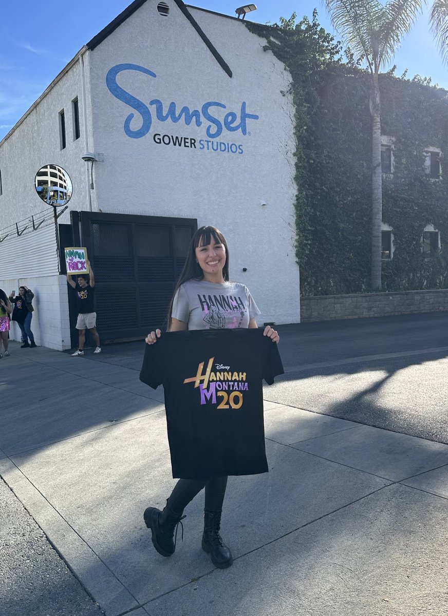 lizzcyrus's tweet photo. #HannahMontana20 💜😭 https://t.co/Ue7cdKmdb1