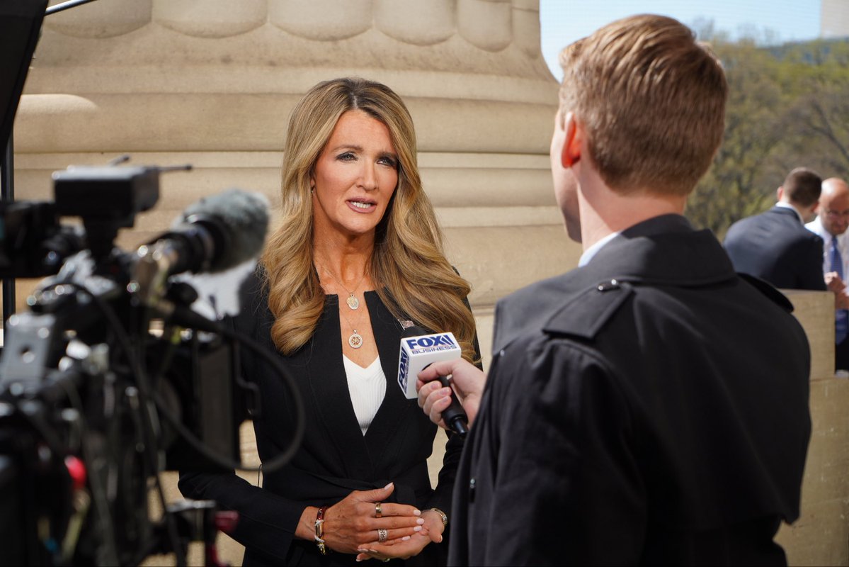 Kelly Loeffler tweet media