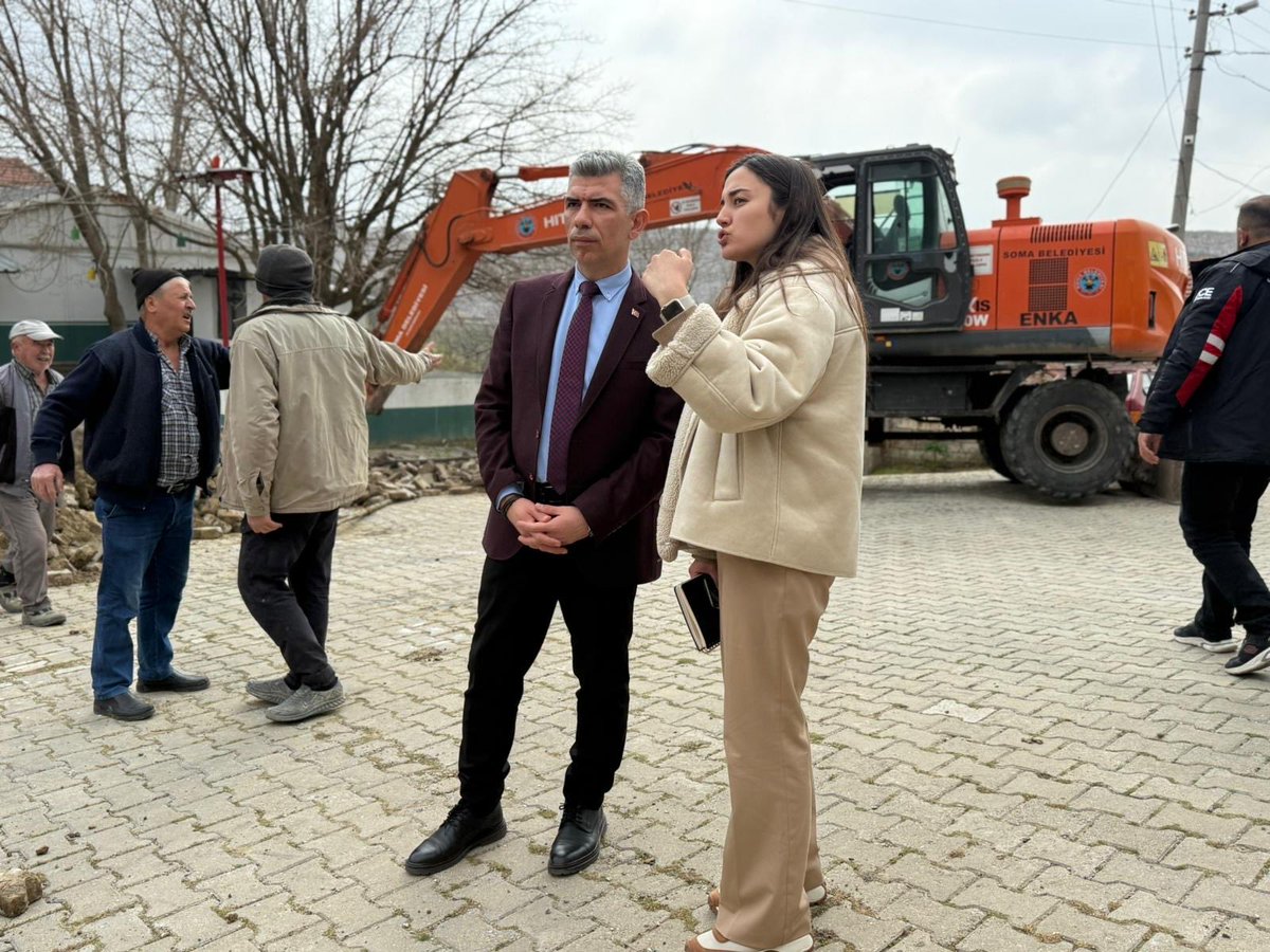 okur_45's tweet photo. Fen İşleri Müdürlüğümüzün Küçük Güney Mahallemizde yapmış olduğu tamir ve meydan düzenleme çalışmalarını yerinde inceledik.

İlçemizin her köşesini güzelleştirmek, vatandaşlarımızın yaşam kalitesini artırmak temel önceliğimiz.

TIKIR TIKIR ÇALIŞIP, TEKER TEKER ÇÖZÜYORUZ 🥰 https://t.co/mT9L5AXmUy