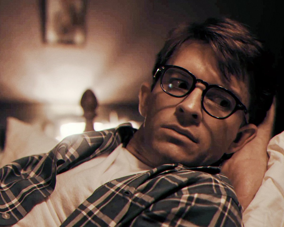 jbaileydaily's tweet image. It’s that time again! HAPPY TIM TUESDAY 🥛👓

📸: Screencapped and edited by me

#jonathanbailey #timtuesday #fellowtravelers