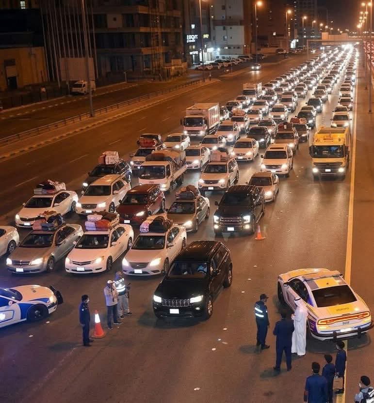 الكويت
دفعهم القلق من الضربات الإيرانية إلى محاولة مغادرة الكويت مؤقتاً إلا أن الحكومة أصدرت قرارات تمنع المغادرة والنزوح

شعب ميعرف غير الهزيمة اضغطوا على حكامكم لطرد القواعد الأمريكية مره بحياتكم صيرو زلم