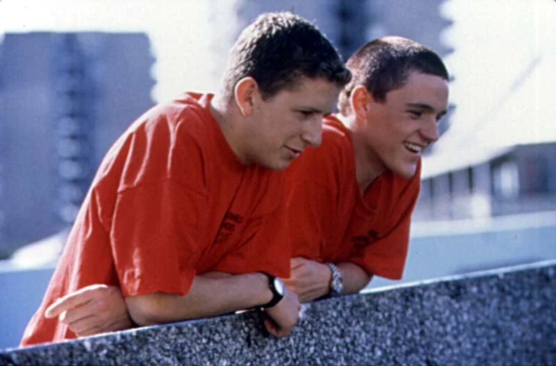 Тёплое кинцо #красота, несмотря на сюжет, очень тёплое 💛
Смотрите, если не брезгуете, когда два парня целуются, и смотрите, если любите эстетику 90-х, правда только английскую, но всё же