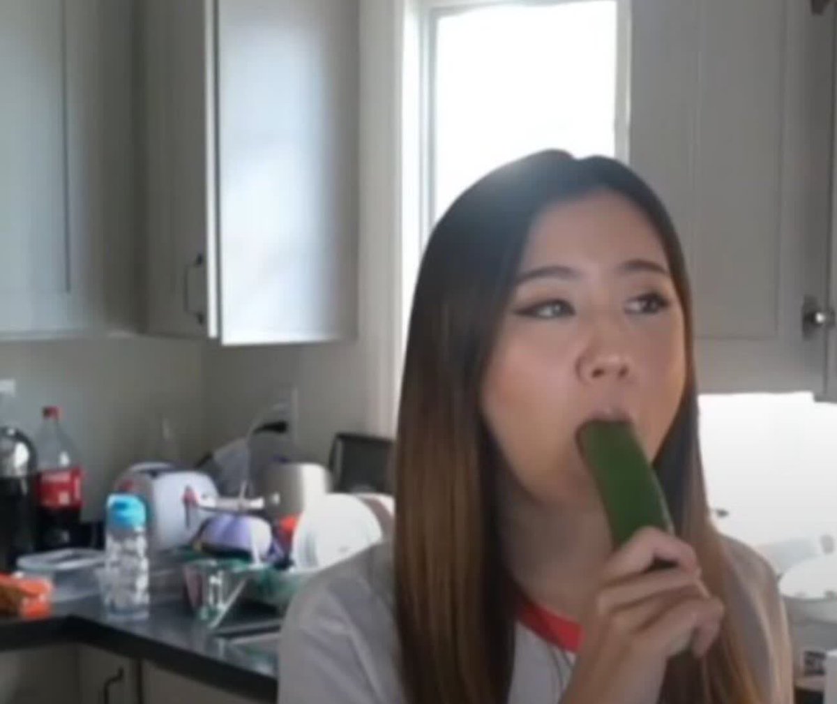 leslie PARODY tweet media