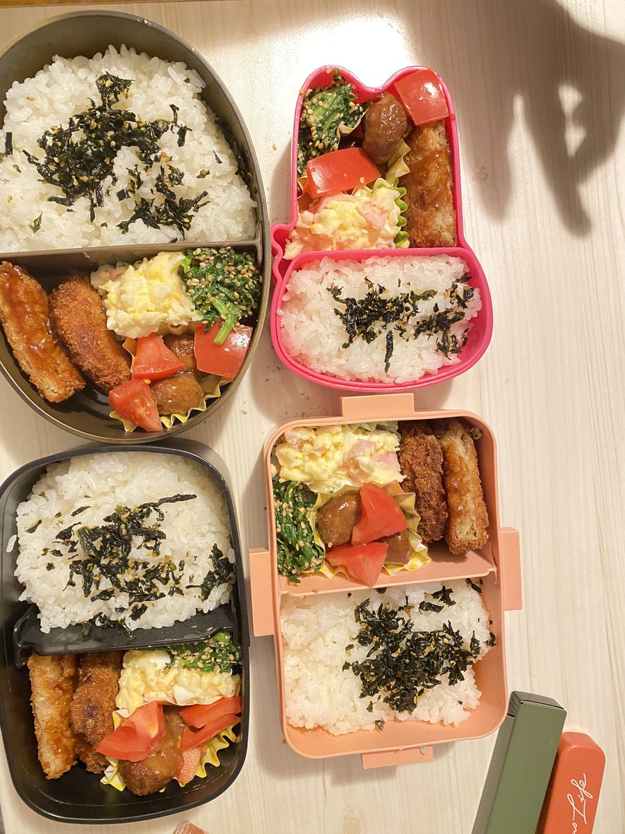 nebutasenbei's tweet image. おはようございます
good morning😌
lunchbox for S&amp;amp;W&amp;amp;D&amp;amp;ﾜｼ🍙
166/600🍱

Done🍳
First thing this morning, off to Tokyo🗼
Then on to my office 

炒り卵🥚
春菊胡麻和え☘️
🥔コロッケ
ポテサラ🥗
トマト🍅肉団子🧆

#お弁当記録 #lunchbox #handshadow #パパ弁当 #オヤジ弁当 #料理  #弁当日記