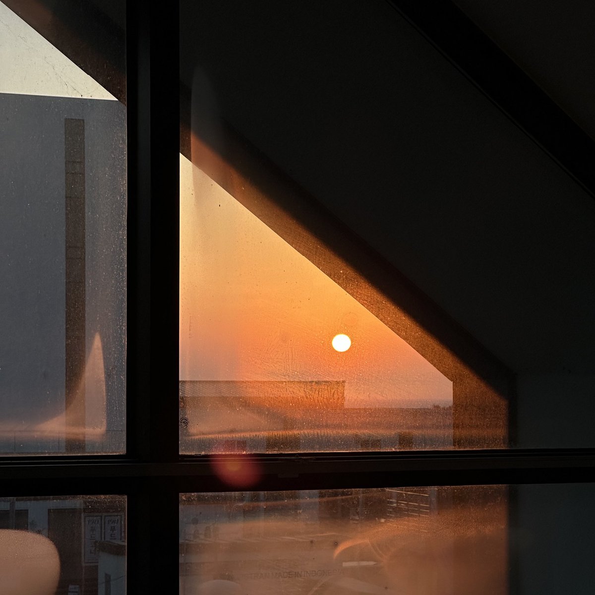 밖에 나오는 순간 풀냄새를 머금은 봄향기가 난다
에어팟을 빼고 겨울엔 울지않던 새들의 지저귐을 들으며 출근한다

이번주 유독 힘이 드는데 이또한 지나가리