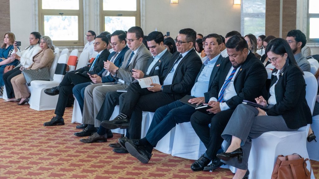 MarcoBhaday's tweet photo. Hoy dimos un paso importante.

Se lanzó Honduras Joven en Acción HOJA, un espacio donde la juventud tiene voz real y capacidad de incidir, gracias a la formación y apoyo del @NIMDHonduras, @NEDemocracy. 

Presentamos y entregamos al Gobierno @hnpresidencia, a través de la Designada Presidencial María Antonieta Mejía @manton15 y autoridades del Congreso Nacional @hn_congreso, el primer piloto de políticas públicas construido desde las juventudes en tres temas urgentes: empleo, educación y salud mental.  

Cuando la juventud participa, la democracia se fortalece. 
Hoy avanzamos hacia un diálogo más abierto y más representativo para Honduras.