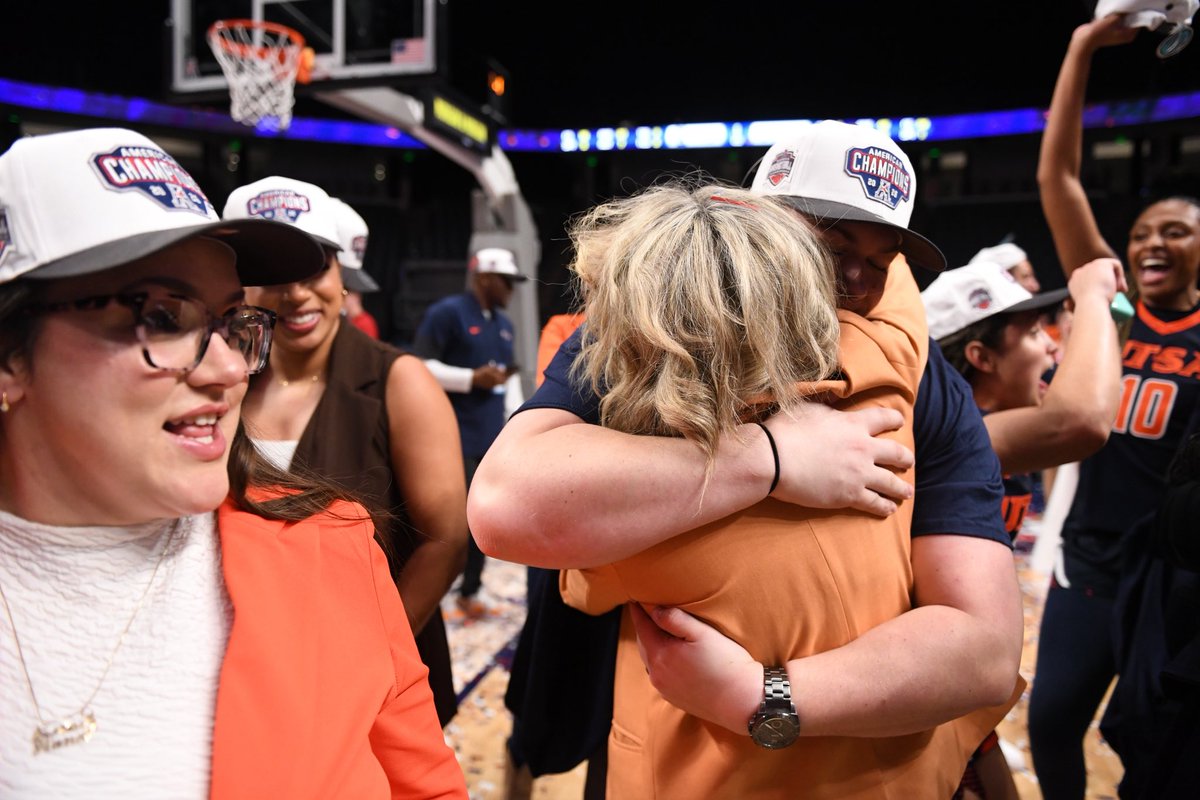 Smithrw968's tweet photo. Blessed! 

#BirdsUP🤙 | #LetsGo210 | #CashIn 🏀 https://t.co/ymv6sO8myt