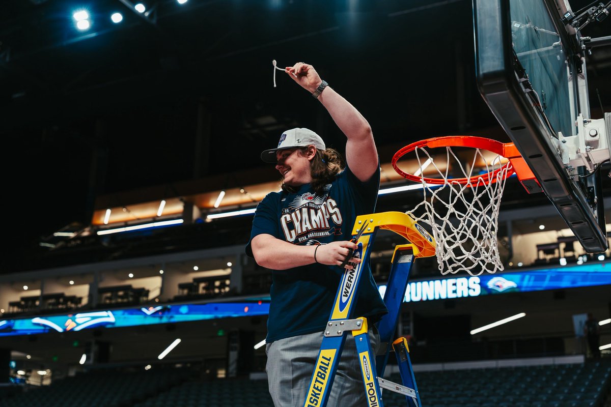Smithrw968's tweet photo. Blessed! 

#BirdsUP🤙 | #LetsGo210 | #CashIn 🏀 https://t.co/ymv6sO8myt