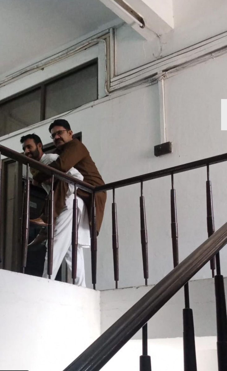 m__ashfaq's tweet image. دیگر خبروں میں

حالانکہ معذور افراد کے حقوق سے متعلق اعلی عدالتوں کی متعدد فیصلے موجود ہیں لیکن عمل درآمد نہ ہوسکا 

گورنمنٹ کالج یونیورسٹی لاہور میں معذور اساتذہ کے لیے  لفٹ یا مناسب رسائی کا انتظام نہیں۔

#Accessibility #DisabilityRights #GCUlahore