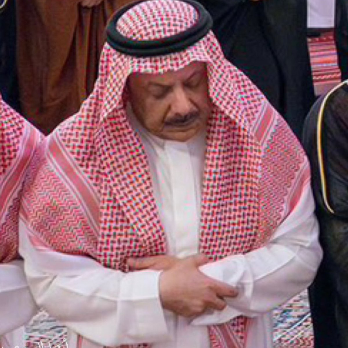 ks96604's tweet photo. وداعاً يا من كنتِ تدفعين عنه نوائب الدهر بدعائك. اليوم انقطع خيط الوصل بالأرض، اليوم بدون القاب يقف الأبن البار لوداع اغلى من رحل التي كانت تزرع في طريقه الرضا ، يارب اجعل المسك ترابها والجنة مسكنها . اللهم إنها كانت جنته في الأرض، فاجعلها في جنتك بغير حساب . 
جبر الله كسرك .
@Faisalbinyazaid