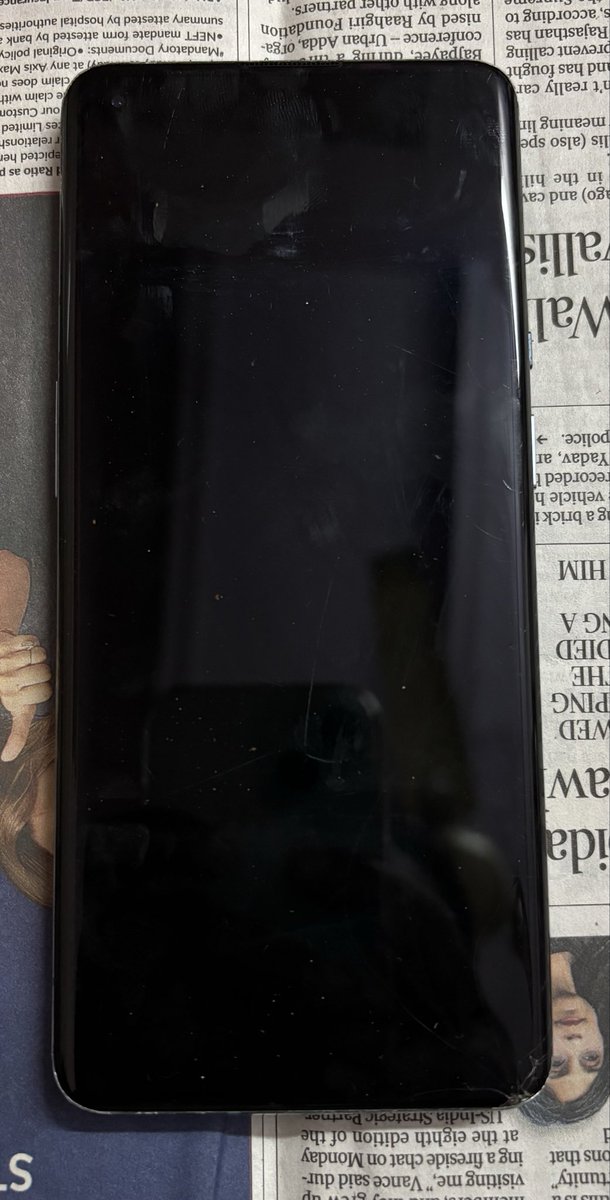 twittkgaurav's tweet image. Minor glass crack is purely cosmetic &amp;amp; unrelated to the line issue a globally known manufacturing defect in #Oneplus9pro Denying free replacement for a known hardware failure due to unrelated external damage is unfair. Request a fair assessment. @OnePlus_IN