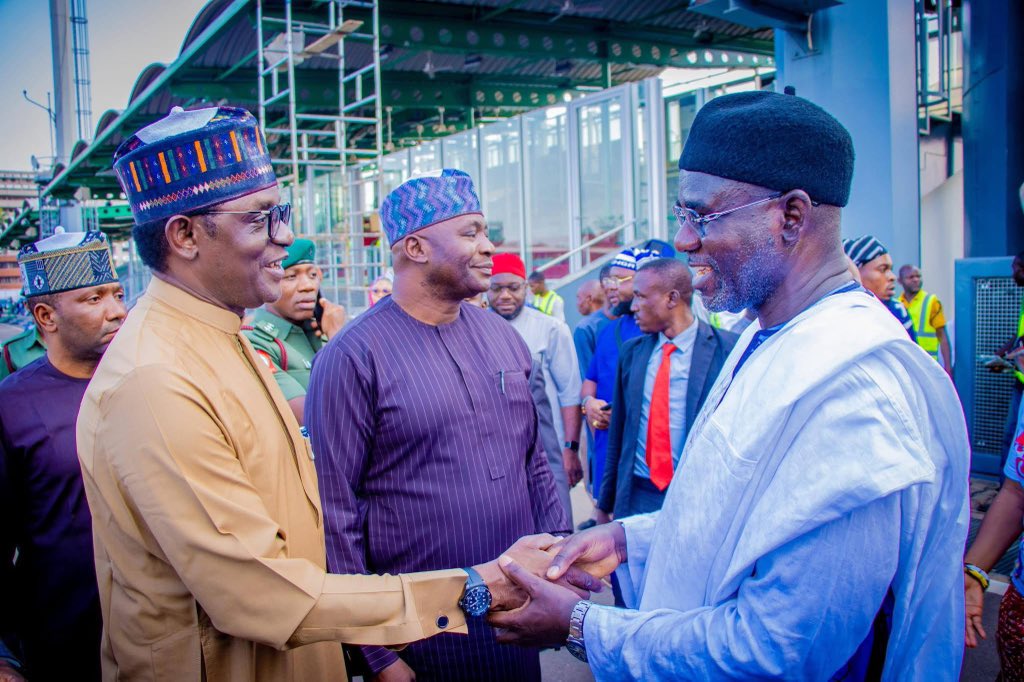 HassanPeppe's tweet photo. The APC national convention Chairman, Hon. Aminu Bello Masari, and Secretary of the committee, Hon. Mai Mala Buni CON COMN today led other members of the committee on an inspection tour of Eagle Square, venue of the convention as preparation heightens. https://t.co/TLxrJSQciD