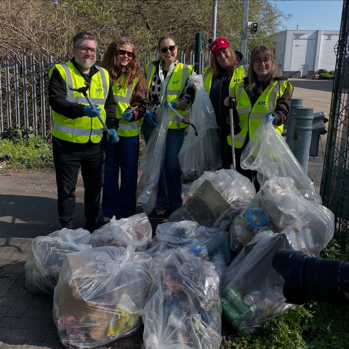JamesAsser's tweet photo. I joined @KFC_UKI in Beckton on their litter pick as part of the Great British Spring Clean.
Keeping our community and especially our greenspaces clean makes them better places to live and to work and so it’s really positive to see local businesses get involved.
#gbspringclean https://t.co/Jznv2ha2mL