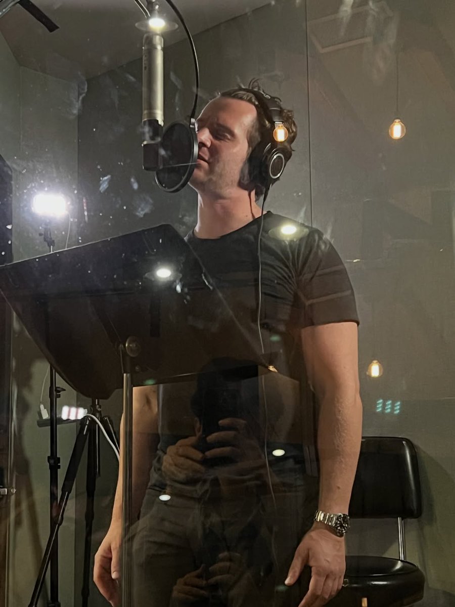 jonathan groff source tweet media