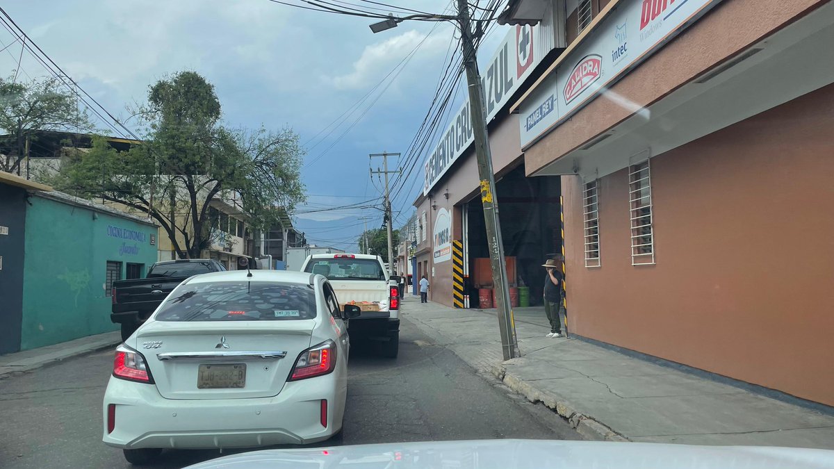 Estado20's tweet photo. #DenunciaCiudadana | Una de las unidades nuevas del @BinniBus_GobOax se descompusó y quedó bloqueando una calle en el centro de la ciudad de #Oaxaca. El incidente ha causado caos vial en la zona

@BinniBus https://t.co/elimSKvzid