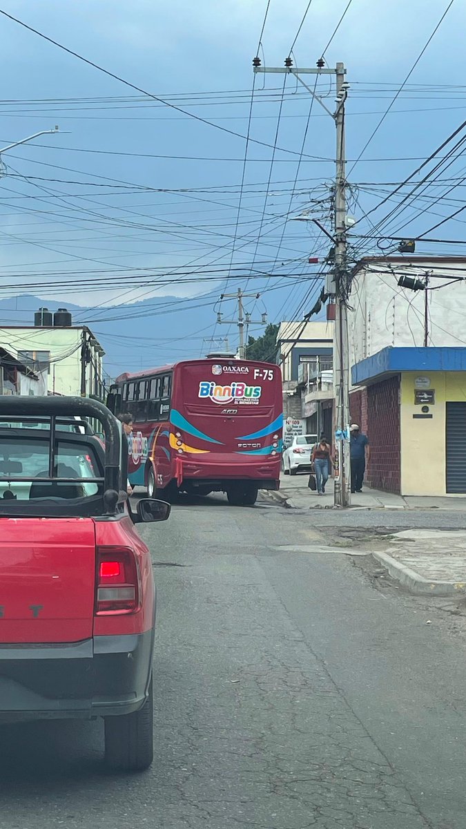 Estado20's tweet photo. #DenunciaCiudadana | Una de las unidades nuevas del @BinniBus_GobOax se descompusó y quedó bloqueando una calle en el centro de la ciudad de #Oaxaca. El incidente ha causado caos vial en la zona

@BinniBus https://t.co/elimSKvzid