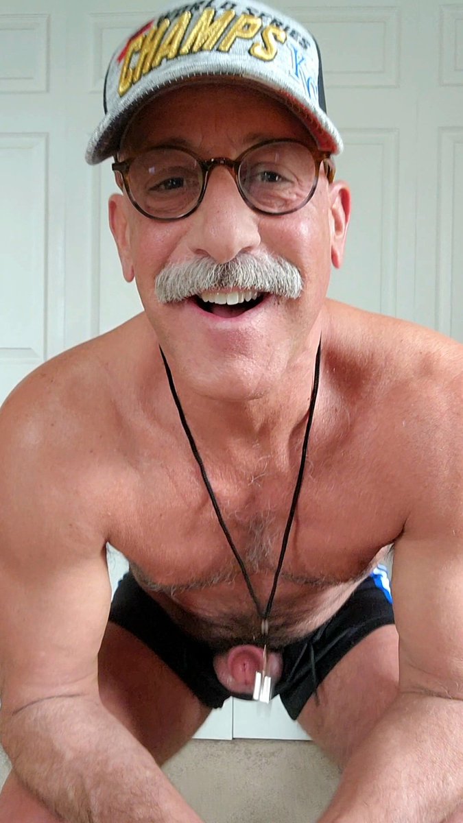 Hickory70861N's tweet photo. Coach Hickory after practice Jo.
https://t.co/zHEWeZChjf #muscledaddy #baldmuscle #musclegays #hotmuscledaddy #dilf #daddymuscle #musclegay #musclenerd #musclecoach #hung https://t.co/cJli3p48u7