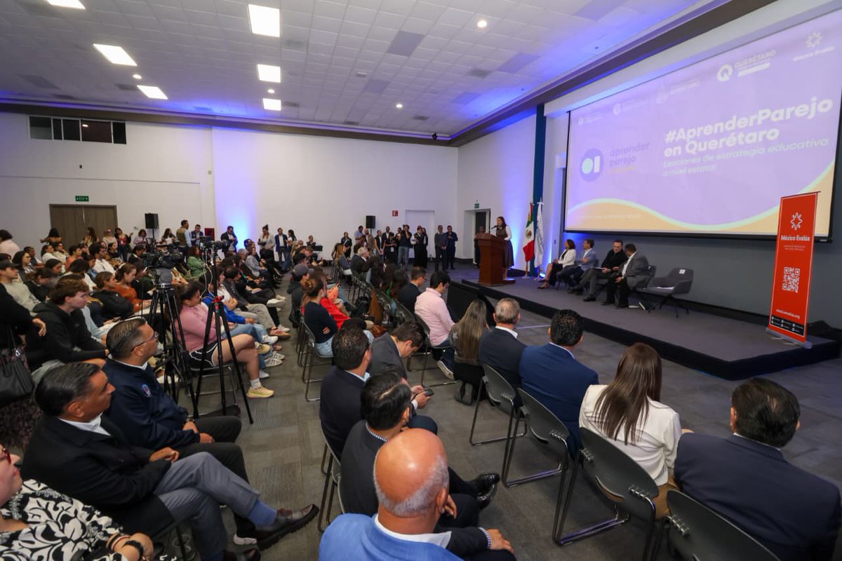 educacionqro's tweet photo. 🌎 El estudio “Aprender Parejo en Querétaro”, presentado por @mexevalua  México Evalúa, ofrece una mirada externa y basada en evidencia sobre el estado de la educación en la entidad.

La secretaria @MarthaSotoQro  destacó que este análisis ayuda a reconocer lo que funciona y a definir acciones para seguir avanzando en una educación con equidad, calidad y visión de futuro.

Gracias al trabajo colaborativo entre instituciones educativas, sector productivo y gobierno, las y los jóvenes queretanos pueden lograr sus sueños.
La educación es el motor que impulsa el desarrollo del Estado. 📚✨