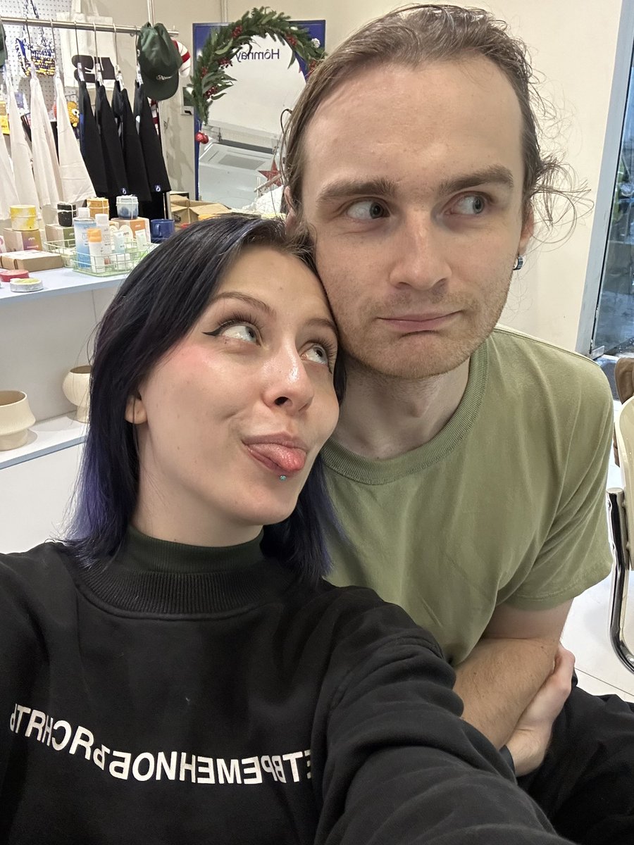 маякоська tweet media