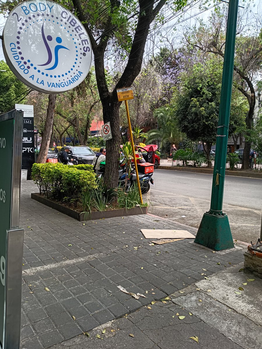 Ravilaramirez's tweet photo. @OVIALCDMX Vengan a Durango entre fuente de la Cibeles y Valladolid
Se atoro un carro en uno de los carriles
Y en vez que retiren las motos de comida los dejan que estén en lugar prohibido y hacen mucho trafico https://t.co/mmGzvAJ5PS